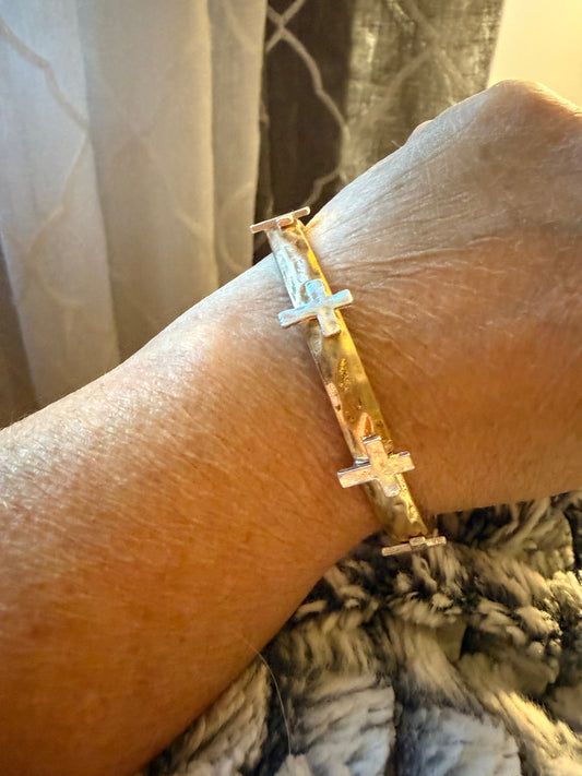 “Faith Over Fear Hammered Bracelet” 🙏✨