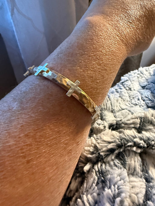 “Faith Over Fear Hammered Bracelet” 🙏✨